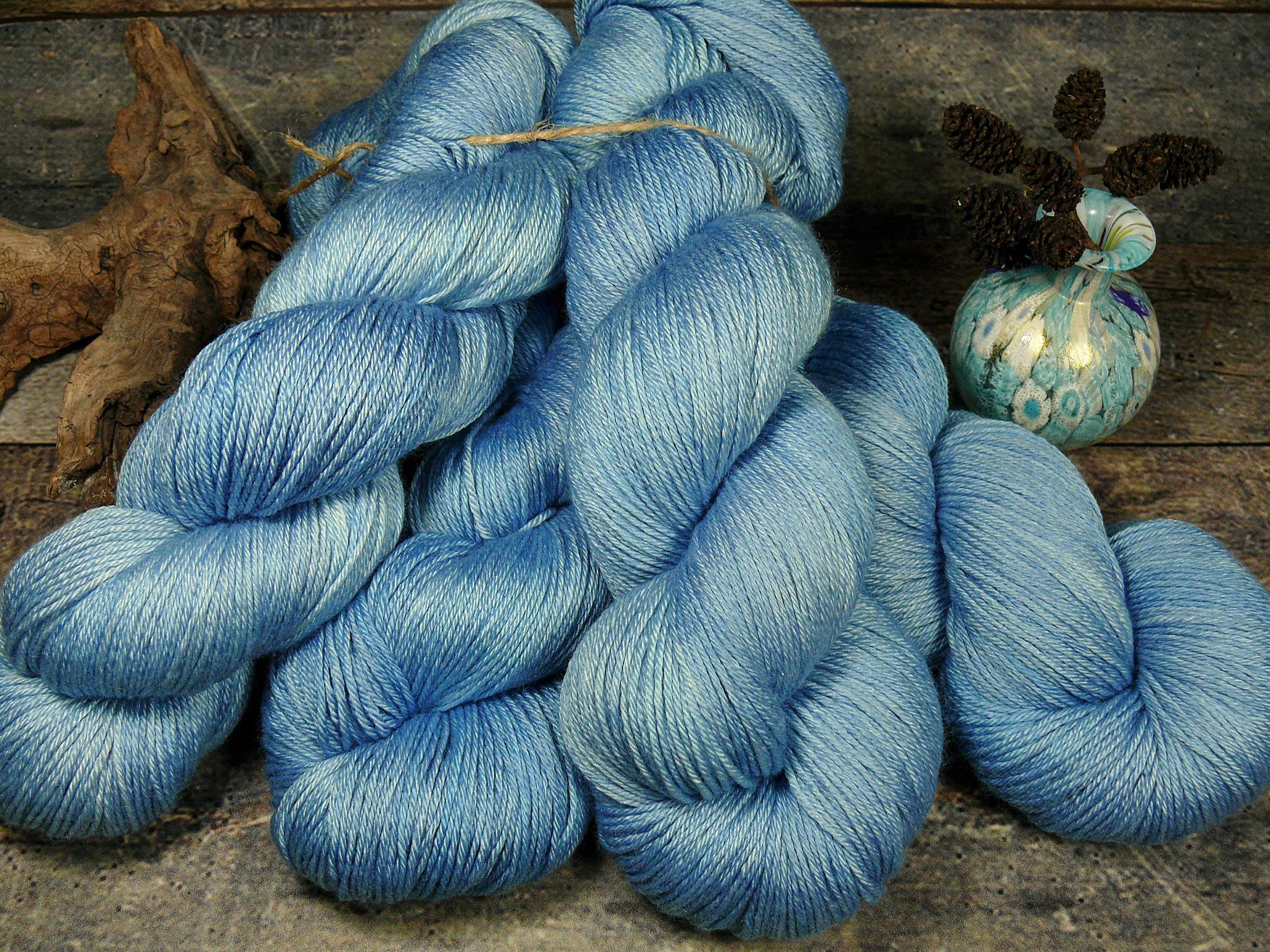 Kolding POSH HIMMEL (100gr/EUR 23,40): 400gr Merino Seide 4ply im Set, pflanzengefärbtes Garn, Naturfärbung