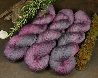 LILALU - pflanzengefärbte superzarte Sockenwolle, natürlich handgefärbtes 4fach Sockengarn, 100gr 400m (210 EUR/kg)