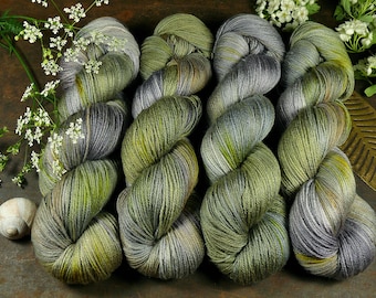 POSH IRRLICHT - Merino Seide 4ply fingering, pflanzengefärbt von folly.me, Edelgarn, Naturfärbung, 100gr Lauflänge 400m, (1kg/240 EUR)