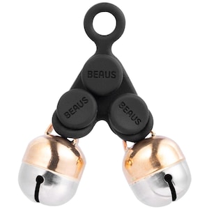 Puede incluir: Campana triple negra con un lazo para sujetarla a un collar. Cada campana tiene la palabra "BEAUS" impresa.