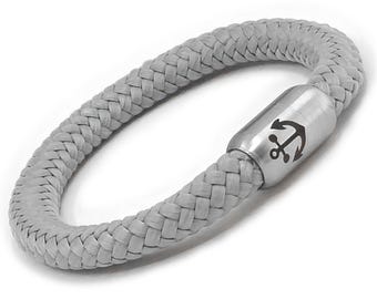 Bracciale in corda intrecciata colorata con ciondolo a forma di