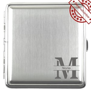 Könnte beinhalten: Ein silbernes Zigarettenetui mit einem personalisierten Initial "M" und dem Wort "Name" auf der Vorderseite.