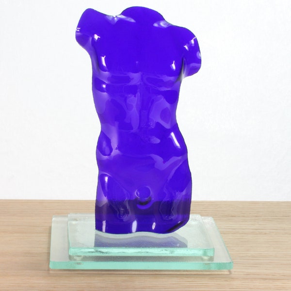 Glastorso als Abdruck-Relief, Blauer transparenter Torso männlich, Statue als Designobjekt, Skulptur aus Glas mit schwerem Glasfuß (Fusing)