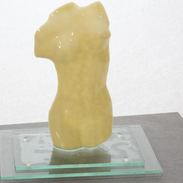 Glastorso als Abdruck-Relief, beiger opaker Torso weiblich, Statue als Designobjekt, Skulptur aus Glas mit schwerem Glasfuß (Fusing)