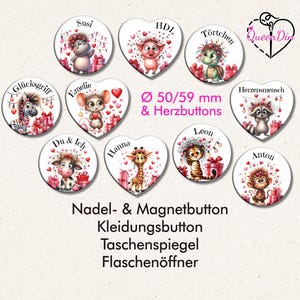 Könnte beinhalten: Eine Sammlung von runden und herzförmigen Knöpfen mit niedlichen Tierillustrationen, Namen und dem Text "Nadel- & Magnetbutton". Die Knöpfe sind mit Herzen und Geschenkboxen verziert, mit einem Durchmesser von 50/59 mm.