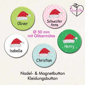 Könnte beinhalten: Fünf runde Knöpfe mit einem Weihnachtsmützen-Design. Die Knöpfe sind in verschiedenen Farben wie Grün, Rosa und Blau gehalten und tragen Namen wie "Oliver" und "Henry". Jeder Knopf hat einen Durchmesser von etwa 5 cm.