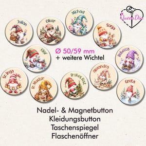 Könnte beinhalten: Eine Sammlung von zehn runden Buttons mit weihnachtlichen Wichtel-Illustrationen und verschiedenen Namen. Der Text umfasst "Ø 50/59 mm + weitere Wichtel", "Nadel- & Magnetbutton", "Kleidungsbutton", "Taschenspiegel" und "Flaschenöffner". Jeder Button zeigt ein individuelles Wichtel-Motiv.
