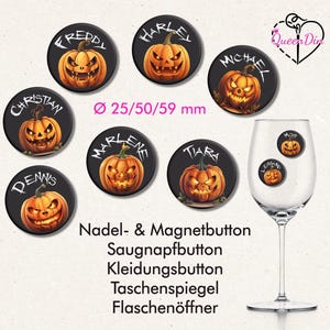 Könnte beinhalten: Eine Sammlung runder Buttons mit orangefarbenen Kürbissen auf schwarzem Hintergrund und Namen wie Freddy, Harley, Michael, Christian, Marlene, Tiara, Dennis und Lenard. Der Text Ø 25/50/59 mm ist sichtbar. Ein Weinglas ist enthalten.