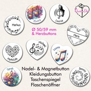Könnte beinhalten: Eine Auswahl an runden und herzförmigen Knöpfen mit musikalischen Motiven. Designs beinhalten Noten, Violinschlüssel und personalisierte Namen. Die Knöpfe haben einen Durchmesser von ca. 50-59 mm und farbige Aquarellakzente.