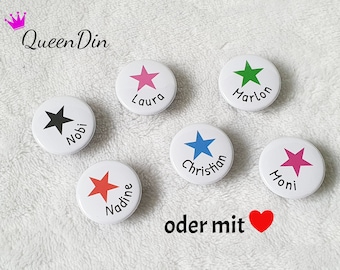 Saugnapfbuttons "Bunte Sterne/Herzen" Ø 25mm mit Wunschname, Glasmarkierer