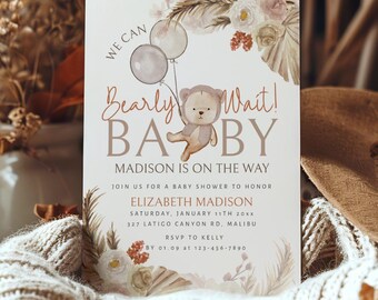 Puede incluir: Invitación a un baby shower con el texto "Bearly Wait! Baby" y una ilustración de un oso de peluche. La invitación está decorada con elementos florales y botánicos, con una paleta de colores neutros. Un sombrero de vaquero marrón está en el fondo.