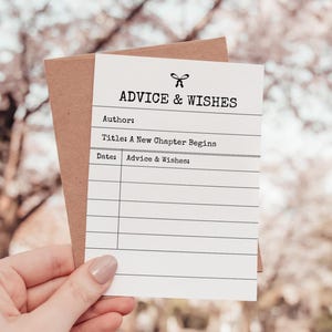 Könnte beinhalten: Eine weiße Karte mit dem Text „ADVICE & WISHES“ und linierten Feldern zum Schreiben, gehalten gegen eine braune Karte. Die Karte enthält Felder für Autoren, Titel und Datum. Der Hintergrund ist eine verschwommene Szene im Freien.