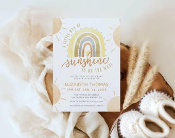 Może przedstawiać: Zaproszenie na baby shower z akwarelową tęczą i tekstem "Mały promień słońca jest w drodze!"  Dołącz do nas na baby shower z okazji narodzin Elizabeth Thomas. 13:00, sobota, 13 stycznia 20XX. The Thomas Residence 640 Canyon Way Malibu, CA RSVP do Sherri pod numer 123-456-7890. Zarejestrowane w Amazon & Target.