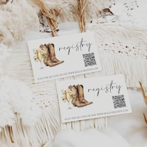 Pode incluir: Dois cartões de registo brancos com ilustrações de botas de cowboy, taças de champanhe e flores. Cada cartão tem a palavra "registry" em escrita cursiva, um código QR e o texto "SCAN THE QR CODE OR VISIT WWW.REALLYGREATSITE.COM".