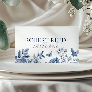 Cartão de lugar azul Toile - Cartões de lugar editáveis para recepção de casamento - Modelo para impressão - Dusty Blue Chinoiserie - Templett - btchin
