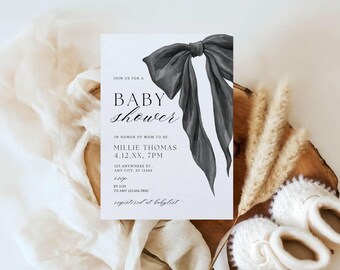 Könnte beinhalten: Eine schwarz-weiße Babyparty-Einladung mit einer großen schwarzen Schleife auf der Vorderseite. Die Einladung lautet "Schließen Sie sich uns zu einer Babyparty zu Ehren der werdenden Mutter Millie Thomas am 4.12.XX, 19:00 Uhr in der 123 Anywhere St., Any City, ST 12345 an. RSVP bis zum 3/28 an Amy 123.456.7890, registriert bei babylist".
