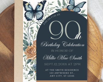Peut inclure: Une invitation de fête d'anniversaire florale bleue et blanche avec des papillons. L'invitation est pour une célébration de 90e anniversaire en l'honneur de Millie Mae Smith. L'événement aura lieu le 12 septembre 20XX à 14h00 à la résidence Smith, 123 Anywhere St., Any City, ST 12345. RSVP avant le 28 août à Amy au 123.456.7890.