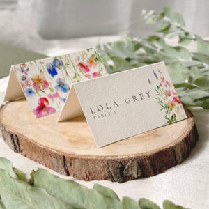 Plantilla de tarjeta de lugar para boda con flores silvestres - Tarjetas de lugar editables para recepción de boda - Plantilla imprimible - Floral brillante - Templett - wfwi