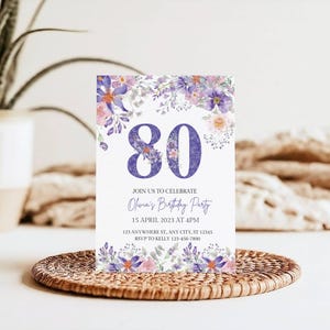 Modelo de convite de aniversário de 80 anos para download, convites surpresa de 80 anos, convites de flores roxas, mulheres de 80 anos, Canva