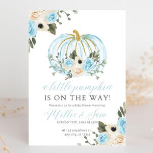 Invitación de baby shower con diseño de calabaza azul - Invitación de otoño editable - La pequeña calabaza está en camino - Descarga digital - Calabaza floral - blpu1