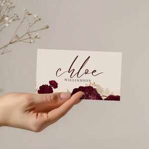 Hochzeit Tischkarten | Druckbare Platzkarten Vorlage | Canva Sofort-Download | Elegantes Burgund-Blumen | Kastanienbraune Hochzeitsdekorationen