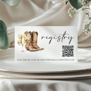K&ouml;nnte beinhalten: Eine wei&szlig;e Karte mit dem Wort &bdquo;registry&ldquo; in eleganter Schrift. Die Karte zeigt Aquarellillustrationen von Cowboy-Stiefeln, Champagner und Blumen. Ein QR-Code und eine Website-Adresse sind ebenfalls enthalten.