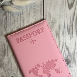 Reisepasshülle personalisiert NameReisepass personalisiertWeltkarteNamenGeschenkWeltreiseCampingUrlaubReisePasshülleHülle Rosa