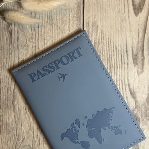 Reisepasshülle personalisiert NameReisepass personalisiertWeltkarteNamenGeschenkWeltreiseCampingUrlaubReisePasshülleHülle Hellblau