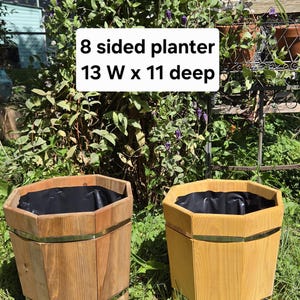 Jardinière en bois de cèdre à 8 côtés, traité à l'huile et doublé, 12 pouces de large x 13 pouces de haut.