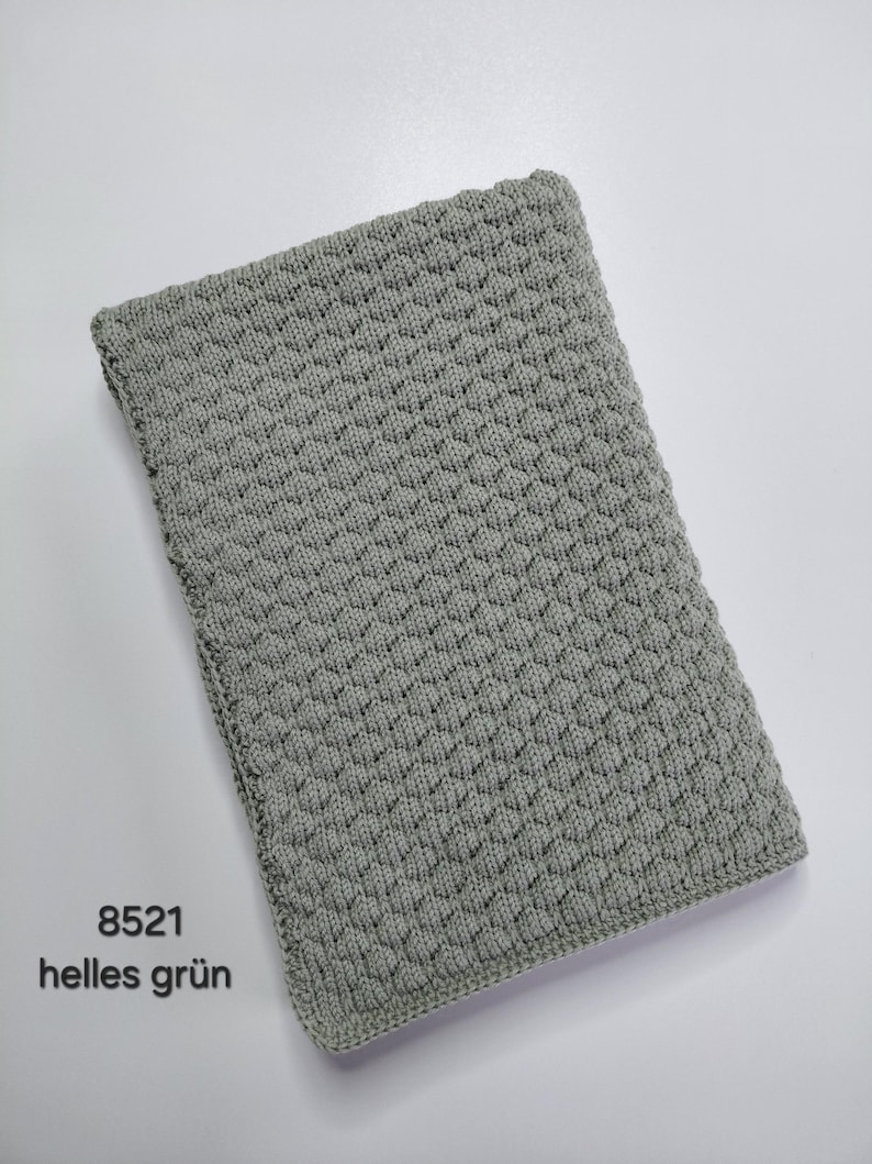 May include: A rectangular light green knitted blanket featuring a consistent textured honeycomb stitch pattern throughout. The edges are finished with a simple border. The text 8521 helles gr&uuml;n is printed in black in the bottom left corner of the image.