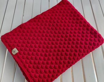 Soft knitted baby blanket in red merino wool, No. 4128. Baby blanket, wool, soft, birth, handmade, durable.