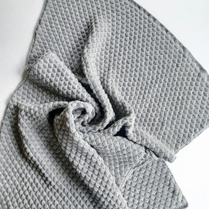 Weiche Babydecke aus Merinowolle extrafein 100 % Merinowolle in hellgrau meliert gestrickt 画像 3