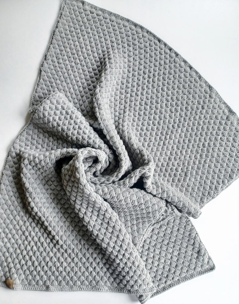 Weiche Babydecke aus Merinowolle extrafein 100 % Merinowolle in hellgrau meliert gestrickt 画像 3