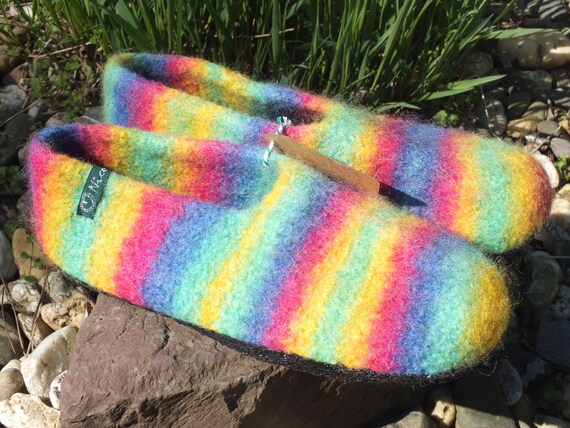 Filz Hausschuhe Gr. 41 Regenbogen mit Sohle kunterbunte Filzpantoffeln gefilzte Strickfilz Pantoffeln Filzschuhe Puschen aus Wollfilz Filz Hausschuhe Gr. 41 Regenbogen mit Sohle kunterbunte Filzpantoffeln gefilzte Strickfilz Pantoffeln Filzschuhe Puschen aus Wollfilz