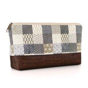 Könnte beinhalten: Eine beige und braune Patchwork-Stofftasche mit Reißverschluss und Korkboden.