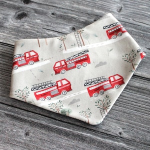 Baby sjaal slabbetje brandweerwagen jongens meisjes bruin geboortecadeau brandweer brandweerwagen