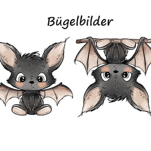 Könnte beinhalten: Zwei Illustrationen einer dunkelgrauen Fledermaus mit großen Ohren und rosa Wangen. Eine Fledermaus sitzt aufrecht mit ausgebreiteten Flügeln, während die andere kopfüber an einem braunen Ast hängt. Der Text Bügelbilder steht mittig über den Motiven.