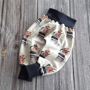 Può includere: Un cartello in legno rustico con la scritta "Welcome to our porch" in lettere bianche. Il cartello presenta una finitura invecchiata e un design semplice e invitante, perfetto per l'arredamento esterno.