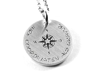 Pendentif avec gravure collier femme homme rose des vents boussole coordonnées GPS GEO rose des vents symbole et chaîne en argent 925 rond nom date PS341KE2