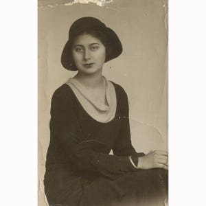 Giovane donna con cappello. Grecia anni '30 o fine anni '20. Foto d'epoca [53955]