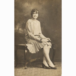 Signora greca sorridente, sfondo. Foto vintage formato cartolina degli Stati Uniti degli anni '20 [53001]