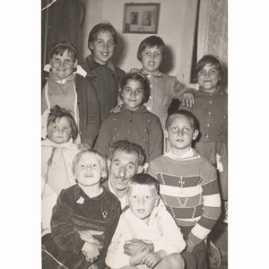 Padre felice con 9 figli! Grecia anni '50. Formato cartolina fotografica vintage [53041]