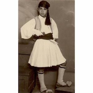 Ragazzo in costume tradizionale greco. Pireo, Grecia, anni '50. Formato cartolina fotografica d'epoca [54063]