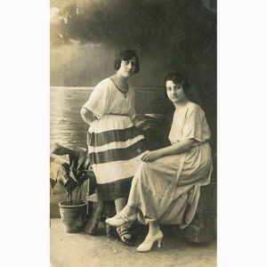 Due giovani donne greche, sullo sfondo. Probabilmente Costantinopoli anni '10. Formato cartolina fotografica vintage [53059]