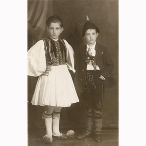 Due ragazzi in costumi tradizionali greci e tedeschi. Atene Grecia 22.2.1934. Formato cartolina fotografica vintage [53058]