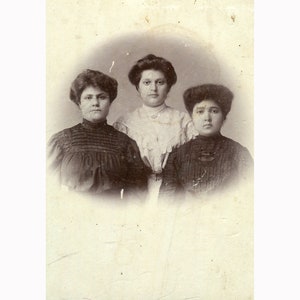 Três mulheres da ilha Naxos. Pireu Grécia 31.5.1904. Foto antiga / Armário em papelão. Fotógrafo: Giannopoulos [53054]