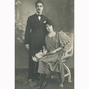 Casal jovem, plano de fundo. Grécia por volta de 1910. Armário fotográfico antigo em papelão. [53055]