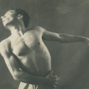 L'uomo, modello per la pittura. Atene Grecia anni '30. Formato cartolina fotografica vintage. Fotografo: Kosionis [53064]