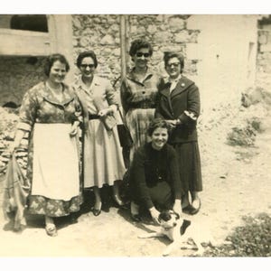 Vicine signore nel cortile, con un cane. Grecia 1956. Foto d'epoca [53956]