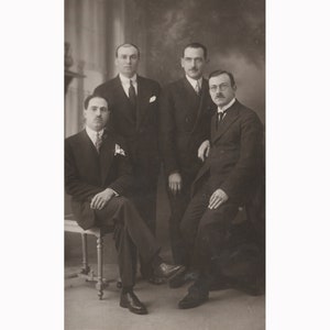 Quattro uomini greci, sullo sfondo Parigi Francia anni '30. Formato cartolina fotografica vintage. Fotografo: Bernaud [53008]